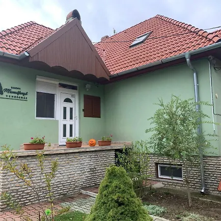 Bakonyi Mamutfenyo Vendeghaz Apartment *