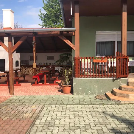 Bakonyi Mamutfenyo Vendeghaz Apartment *